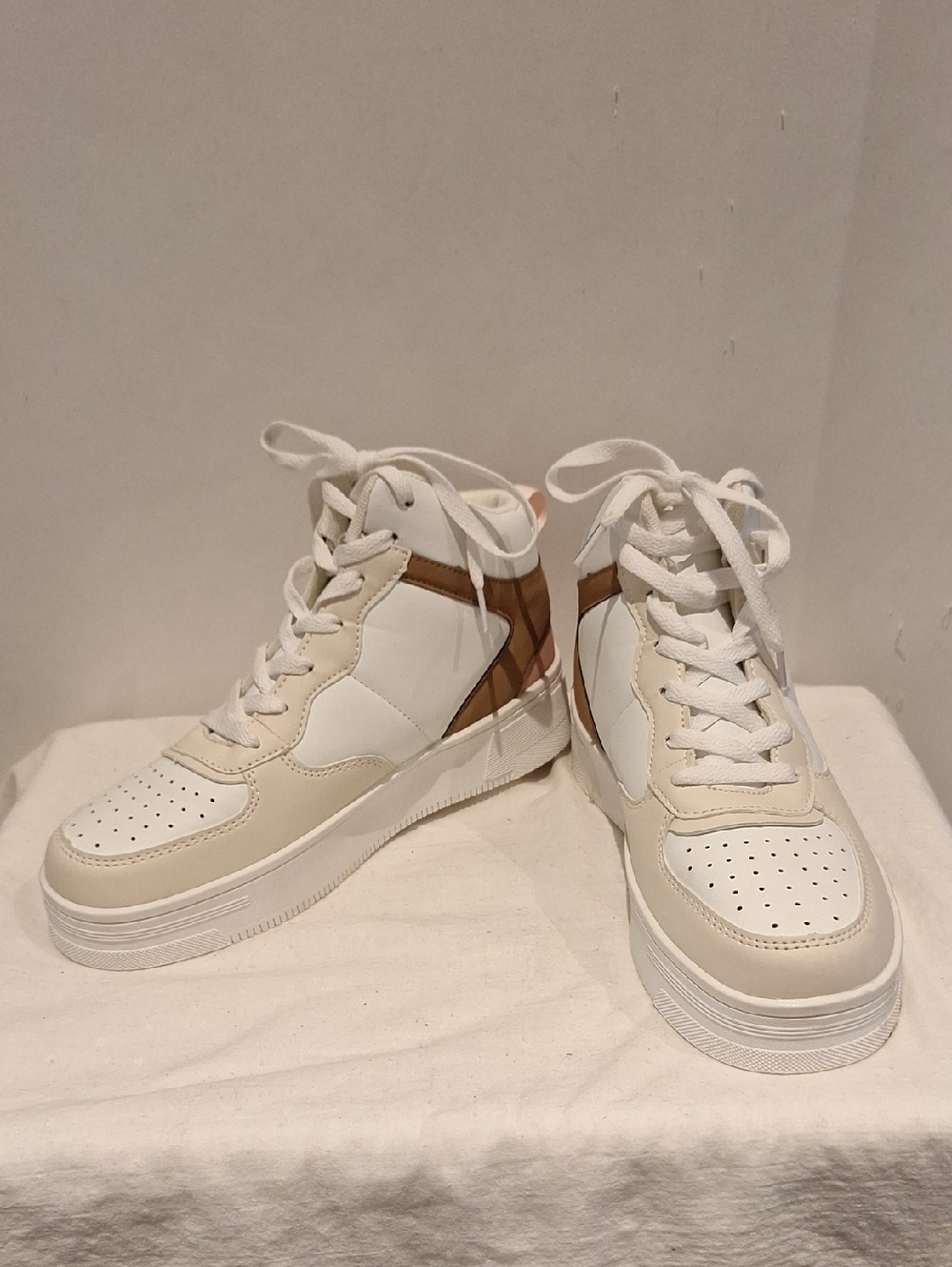 Berness Women’s White and Tan High-Top Sneakers Size 8